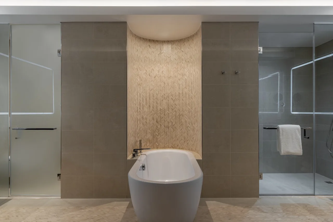 Radisson Blu Hotel, Conakry — rooms and atmosphere