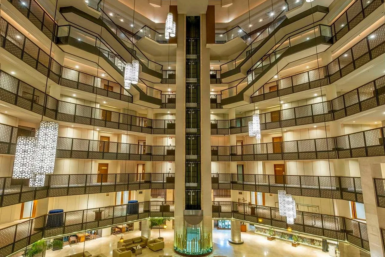 Radisson Blu Dhaka Water Garden — rooms and atmosphere