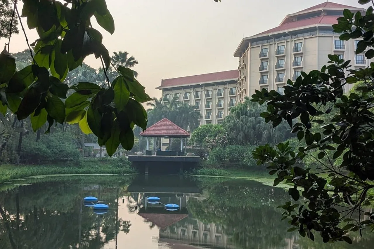 Radisson Blu Dhaka Water Garden — rooms and atmosphere