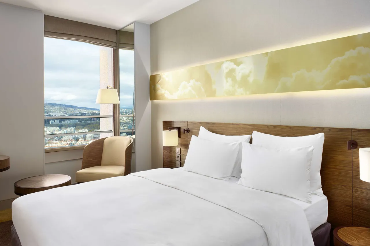 Radisson Blu Hotel, Lyon — rooms and atmosphere