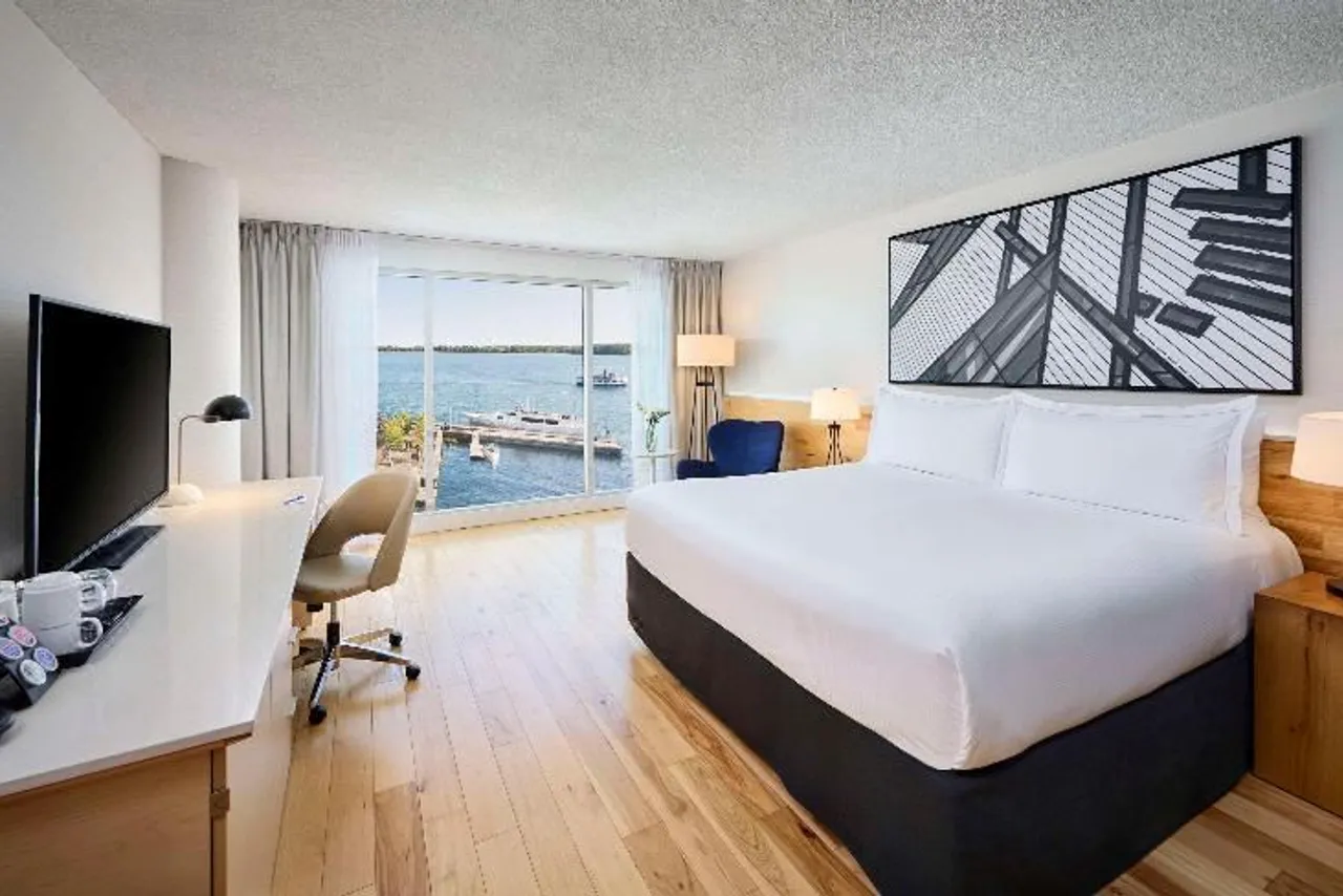 Radisson Blu Toronto Downtown — rooms and atmosphere
