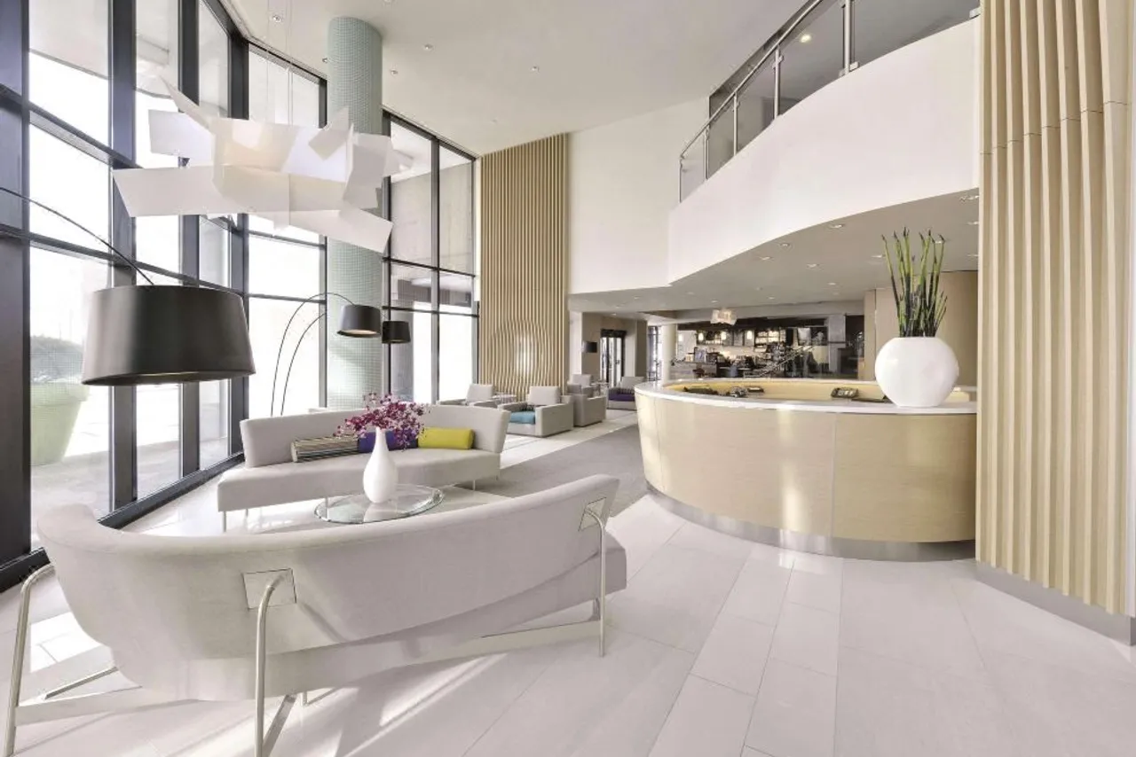 Radisson Blu Toronto Downtown — rooms and atmosphere