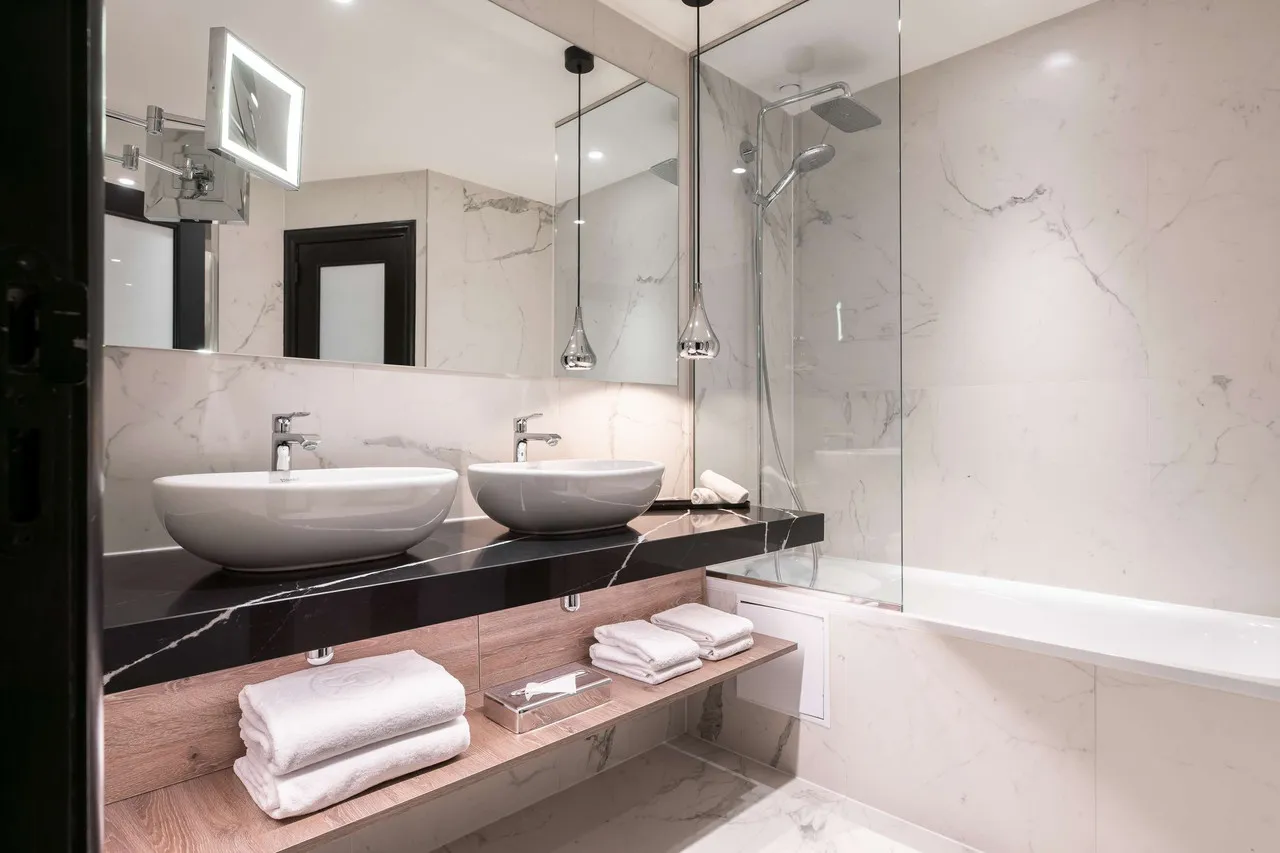 Radisson Collection Grand Place Brussels — rooms and atmosphere
