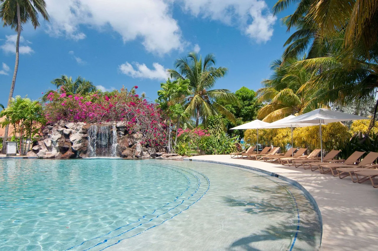 Radisson Grenada Beach Resort — โรงแรมในเซนต์จอร์จส์
