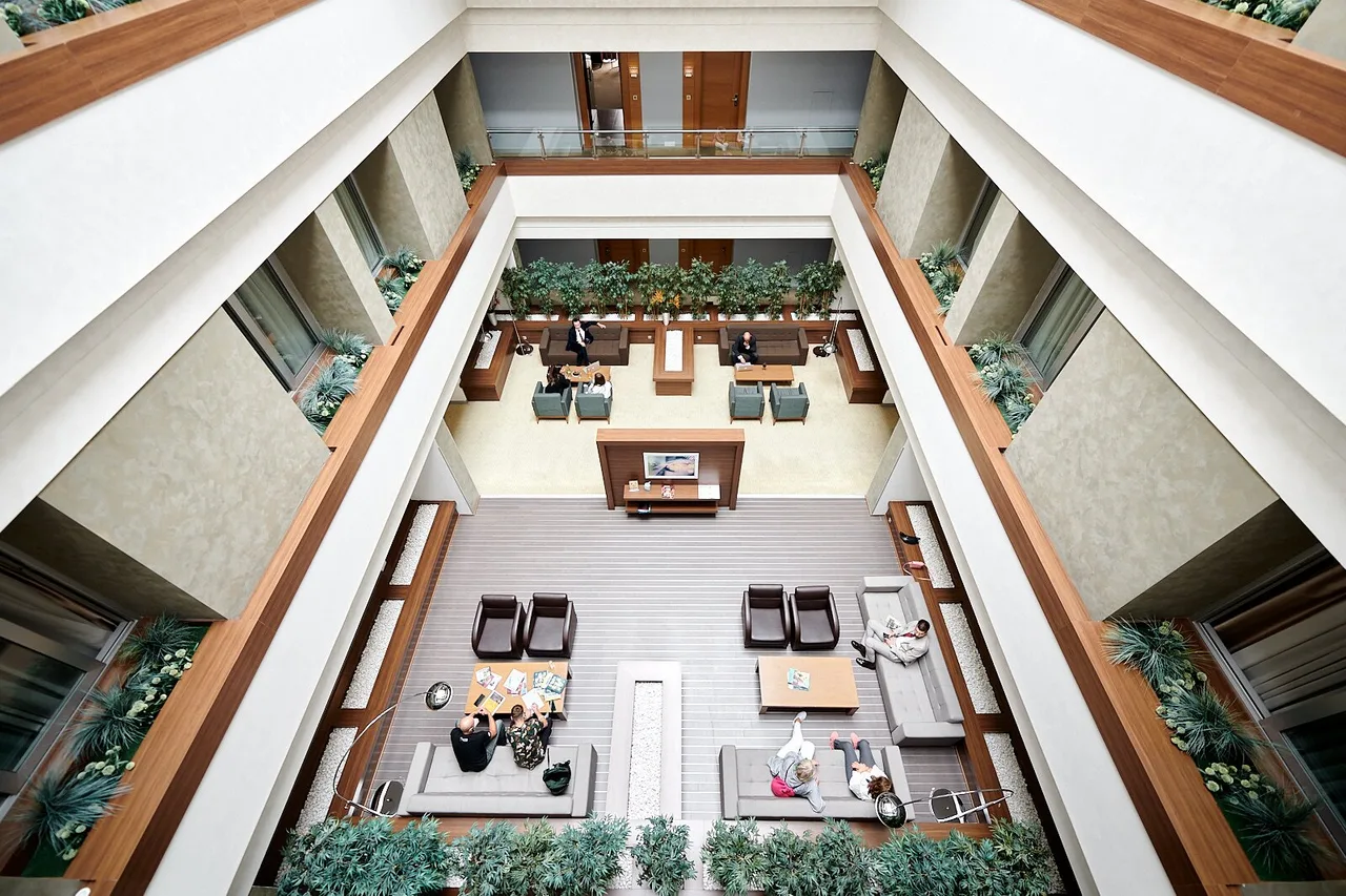 Ramada by Wyndham Podgorica — ภาพห้องพักและบรรยากาศ