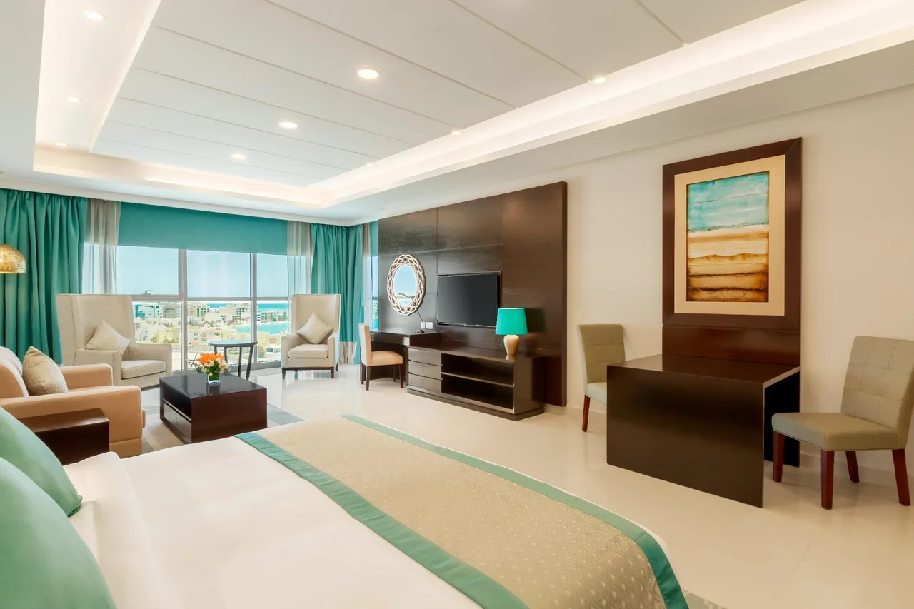 Ramada Hotel & Suites by Wyndham Amwaj Islands — ภาพห้องพักและบรรยากาศ