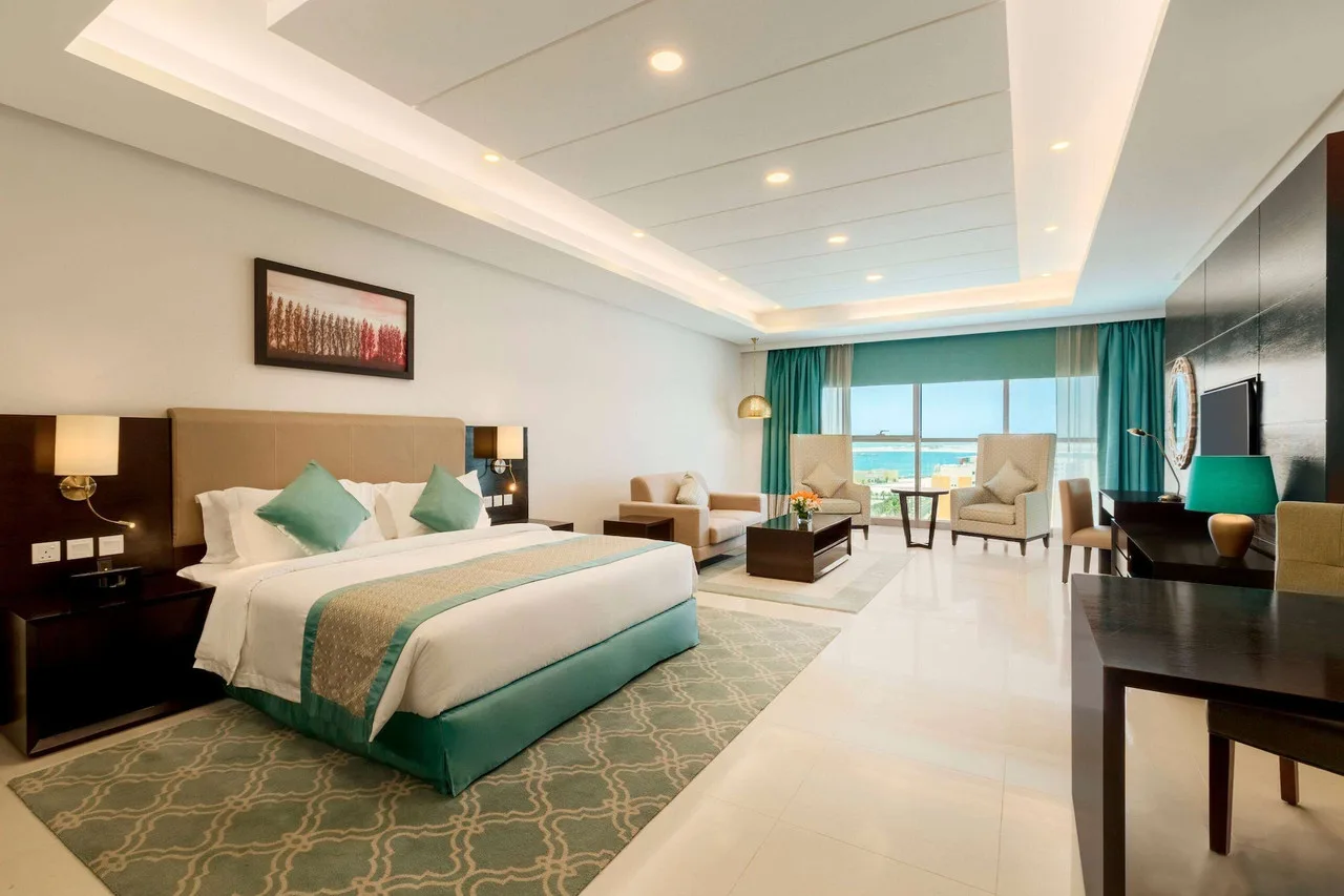 Ramada Hotel & Suites by Wyndham Amwaj Islands — ภาพห้องพักและบรรยากาศ