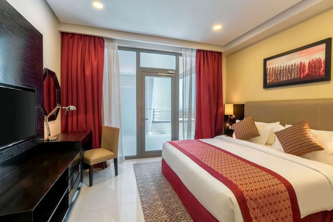 Ramada Hotel & Suites by Wyndham Amwaj Islands — ภาพห้องพักและบรรยากาศ