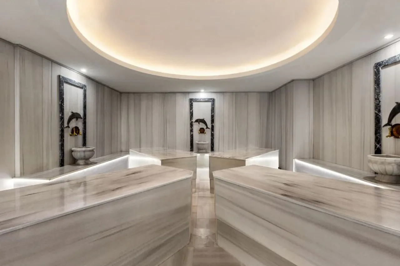 Ramada Plaza by Wyndham Batumi — ภาพห้องพักและบรรยากาศ