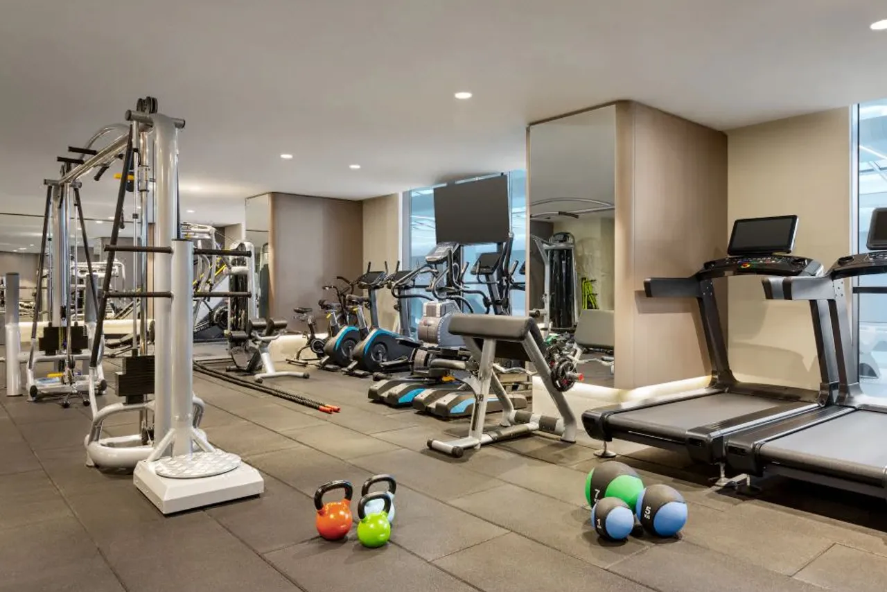 Ramada Plaza by Wyndham Batumi — ภาพห้องพักและบรรยากาศ
