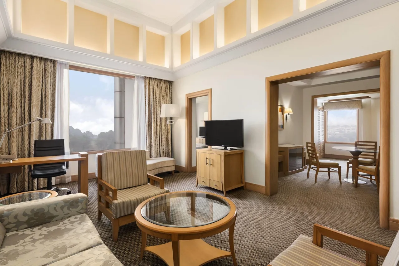 Ramada Plaza by Wyndham JHV Varanasi — ภาพห้องพักและบรรยากาศ