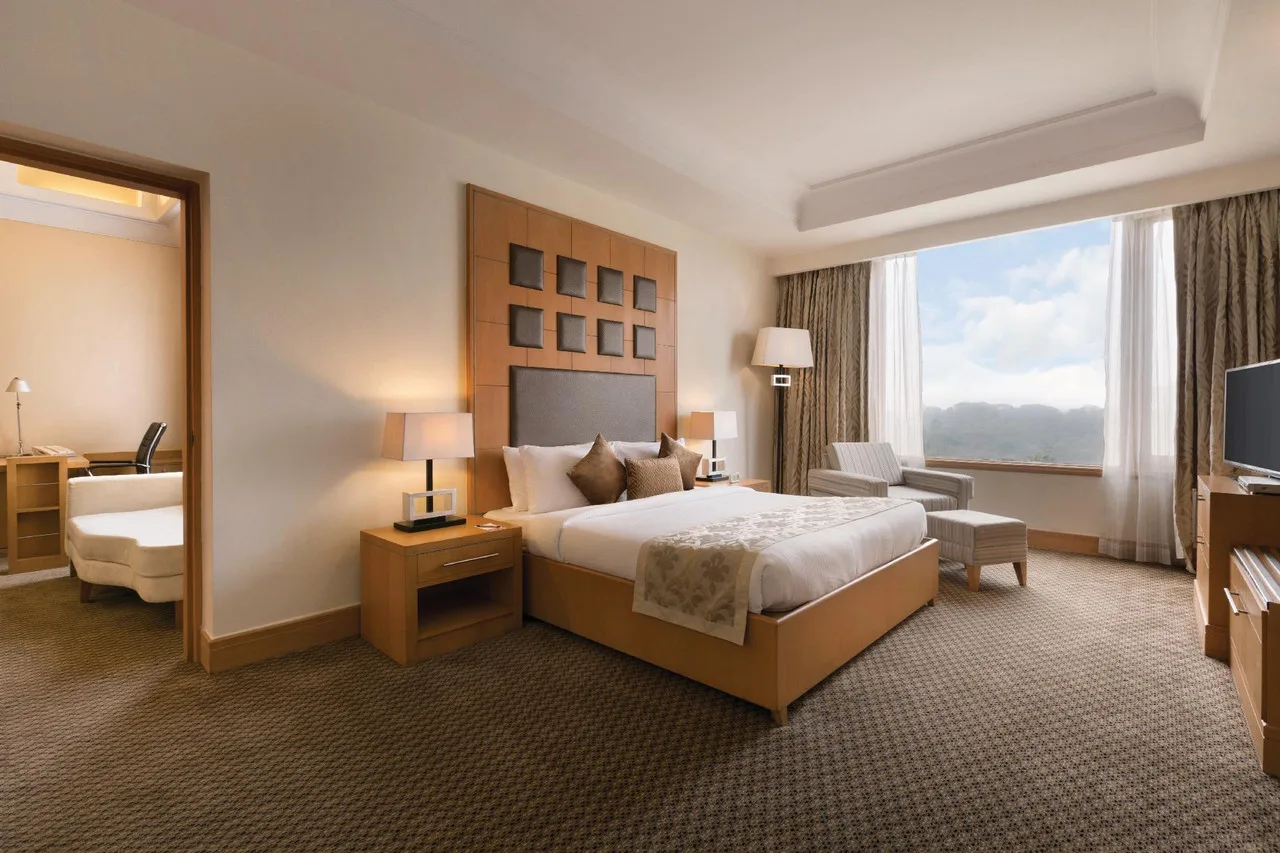 Ramada Plaza by Wyndham JHV Varanasi — ภาพห้องพักและบรรยากาศ