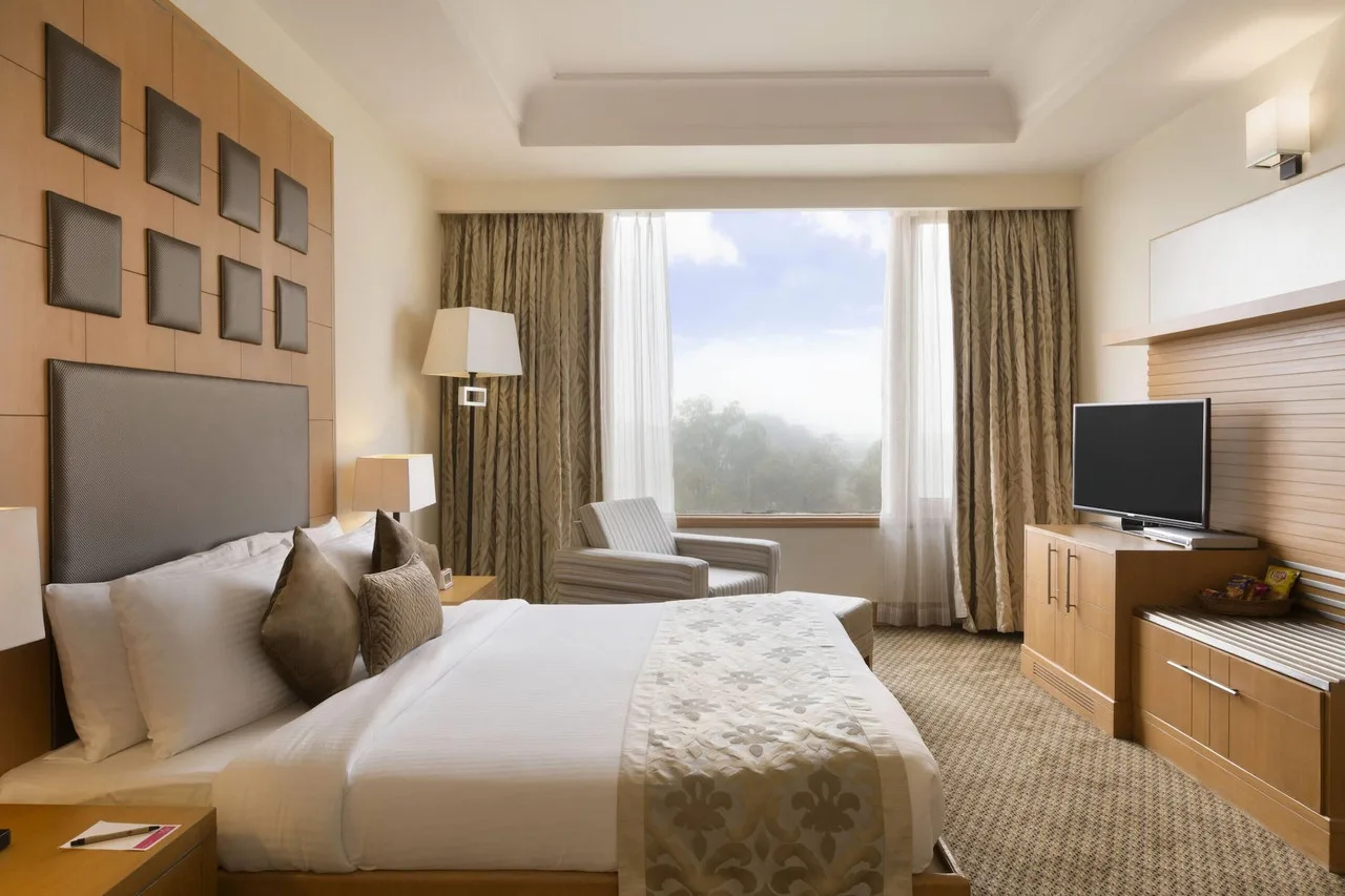 Ramada Plaza by Wyndham JHV Varanasi — ภาพห้องพักและบรรยากาศ