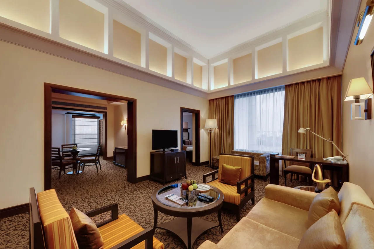 Ramada Plaza by Wyndham JHV Varanasi — ภาพห้องพักและบรรยากาศ