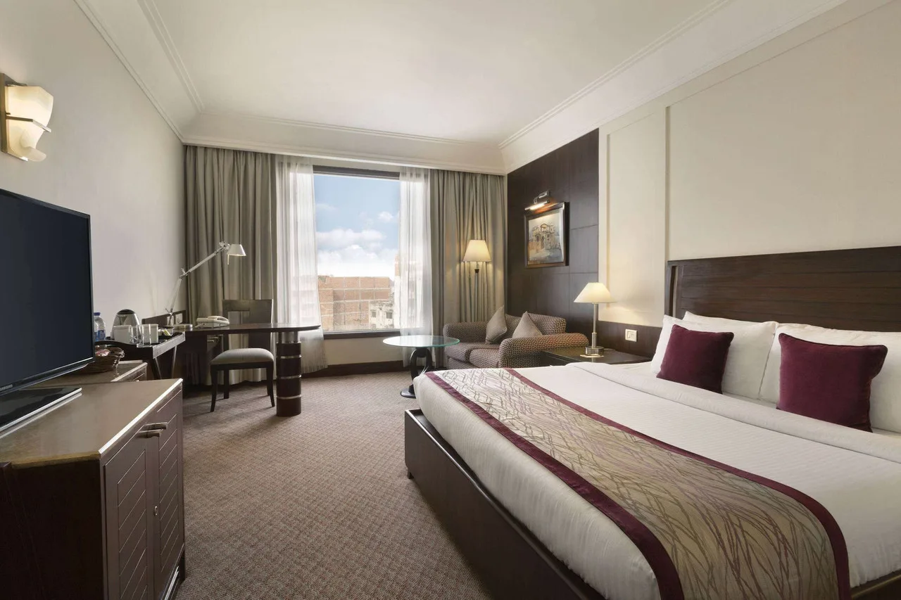 Ramada Plaza by Wyndham JHV Varanasi — ภาพห้องพักและบรรยากาศ