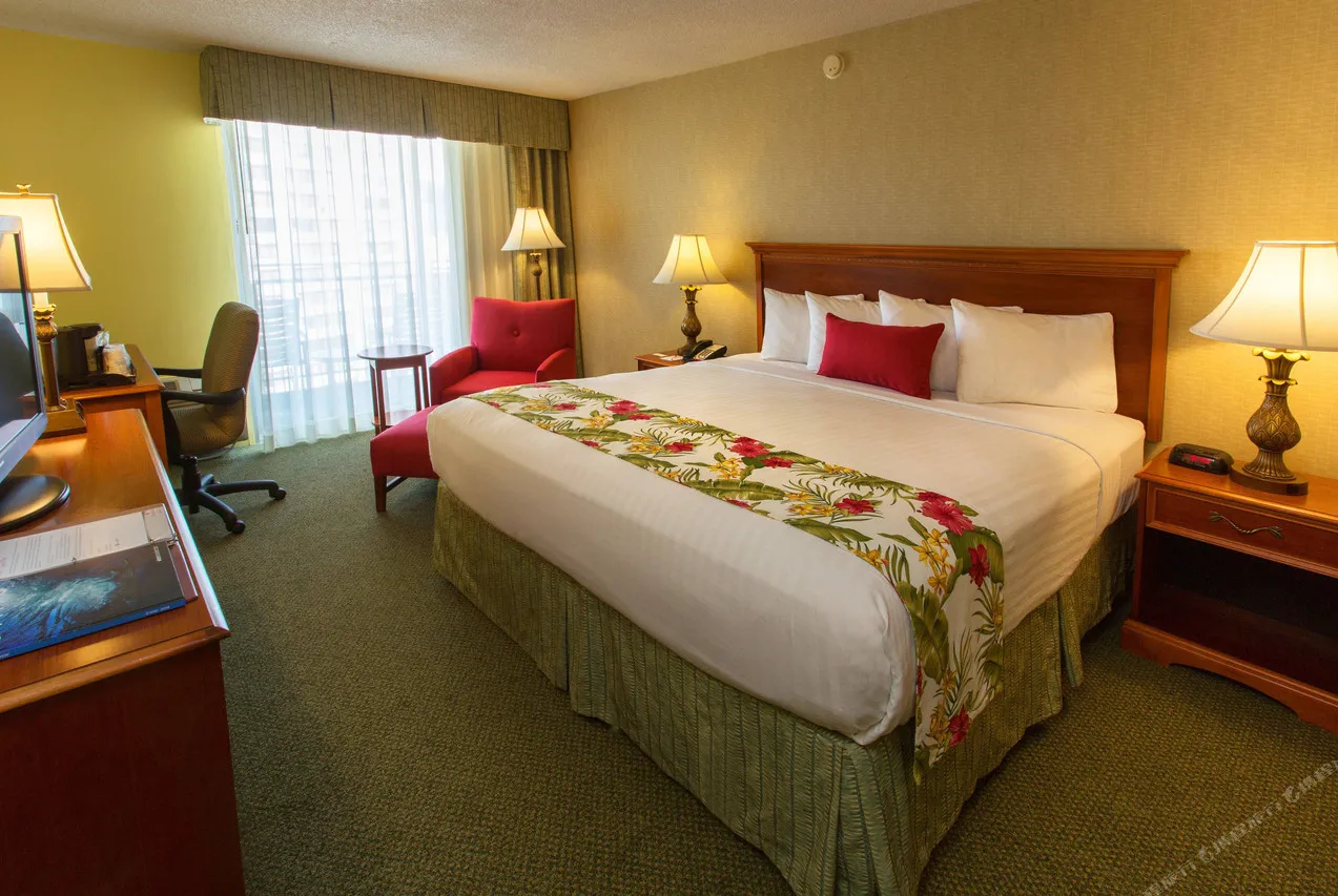 Ramada Plaza by Wyndham Waikiki — rooms and atmosphere