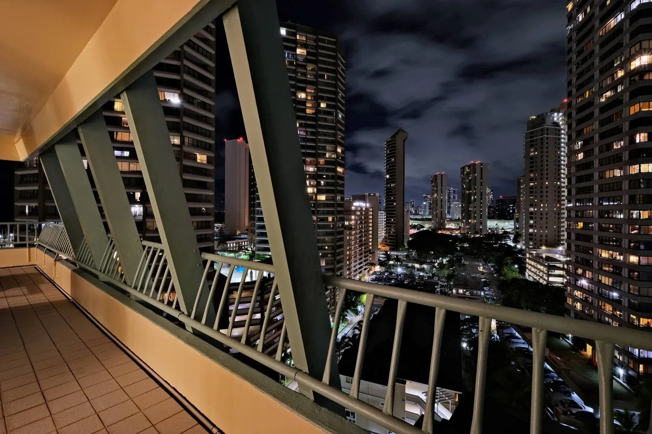 Ramada Plaza by Wyndham Waikiki — rooms and atmosphere