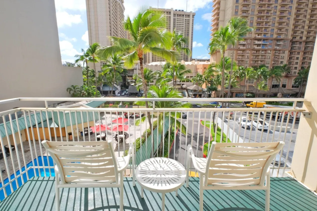 Ramada Plaza by Wyndham Waikiki — rooms and atmosphere