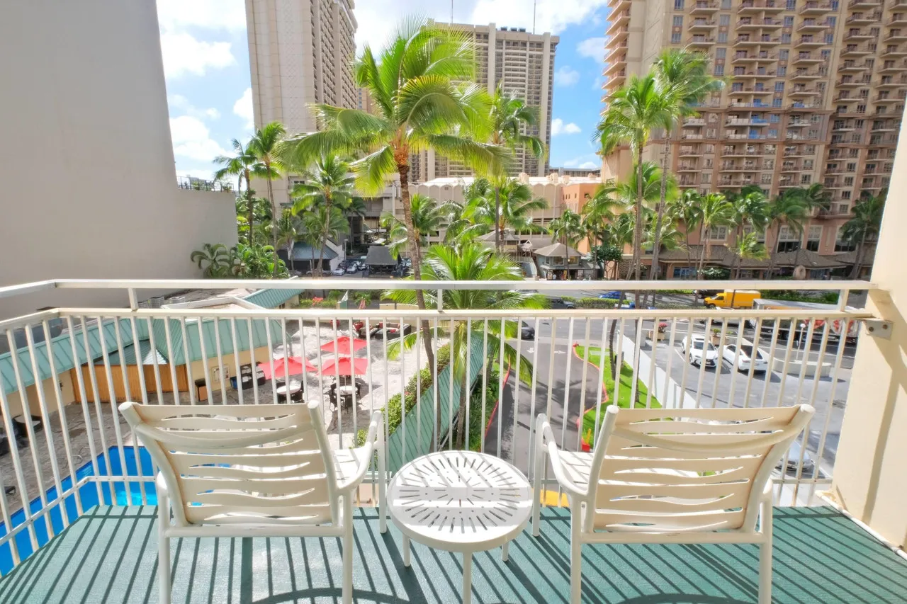 Ramada Plaza by Wyndham Waikiki — rooms and atmosphere