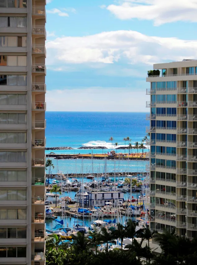 Ramada Plaza by Wyndham Waikiki — rooms and atmosphere