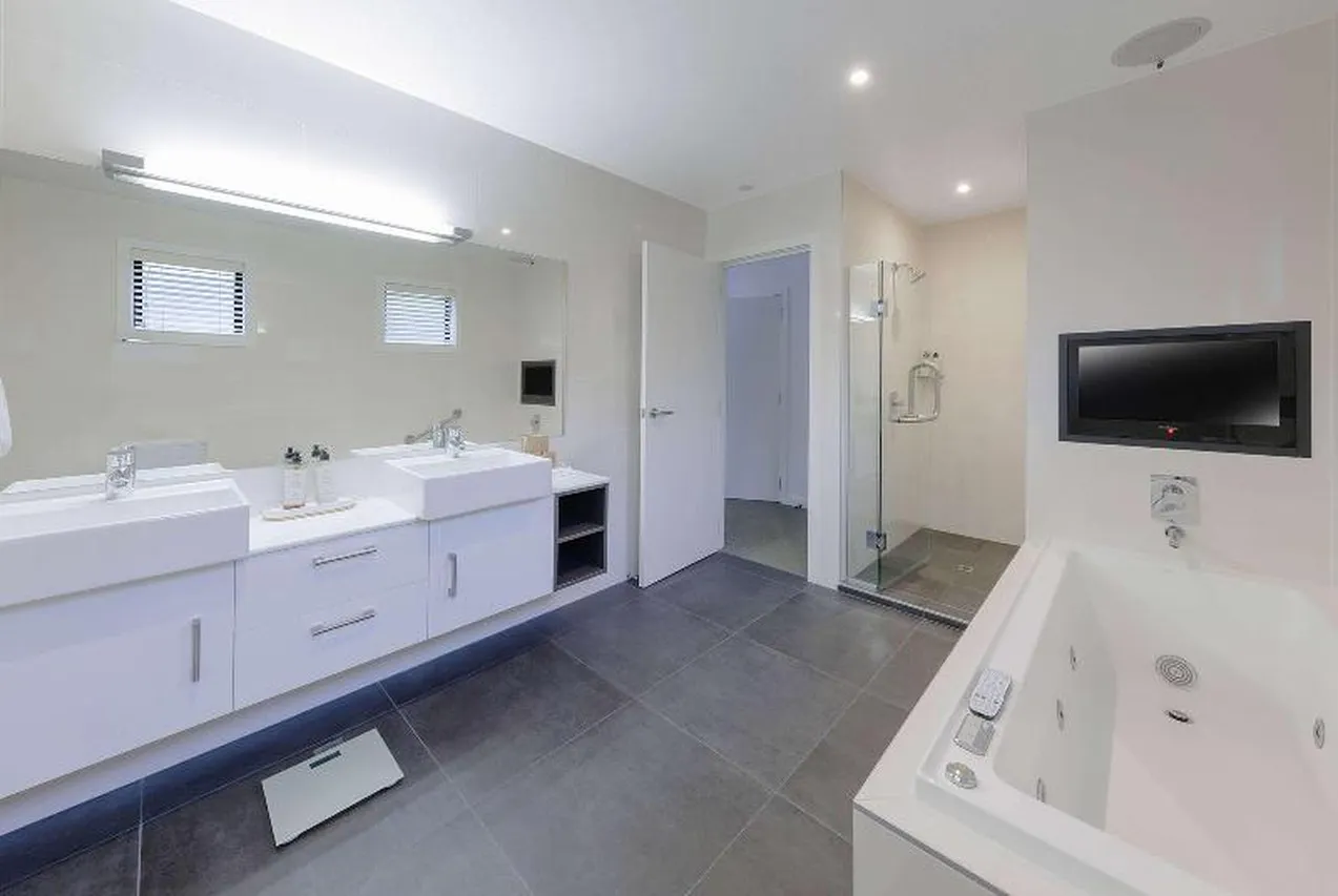 Ramada Resort by Wyndham Wanaka — rooms and atmosphere