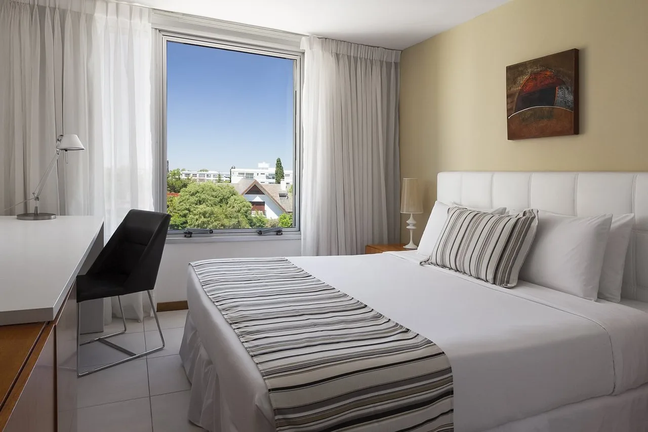 Real Colonia Hotel & Suites — ภาพห้องพักและบรรยากาศ