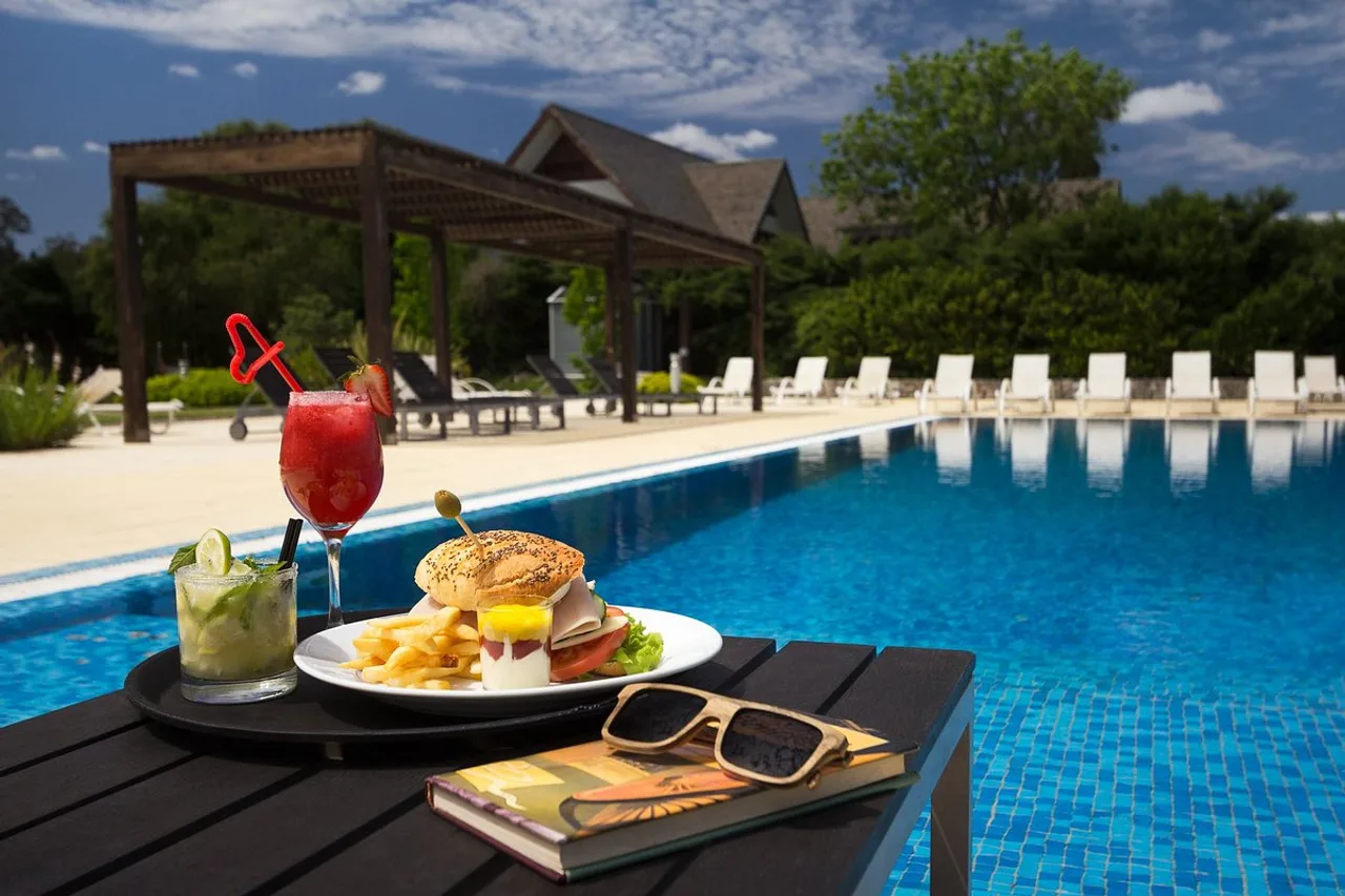 Real Colonia Hotel & Suites — ภาพห้องพักและบรรยากาศ