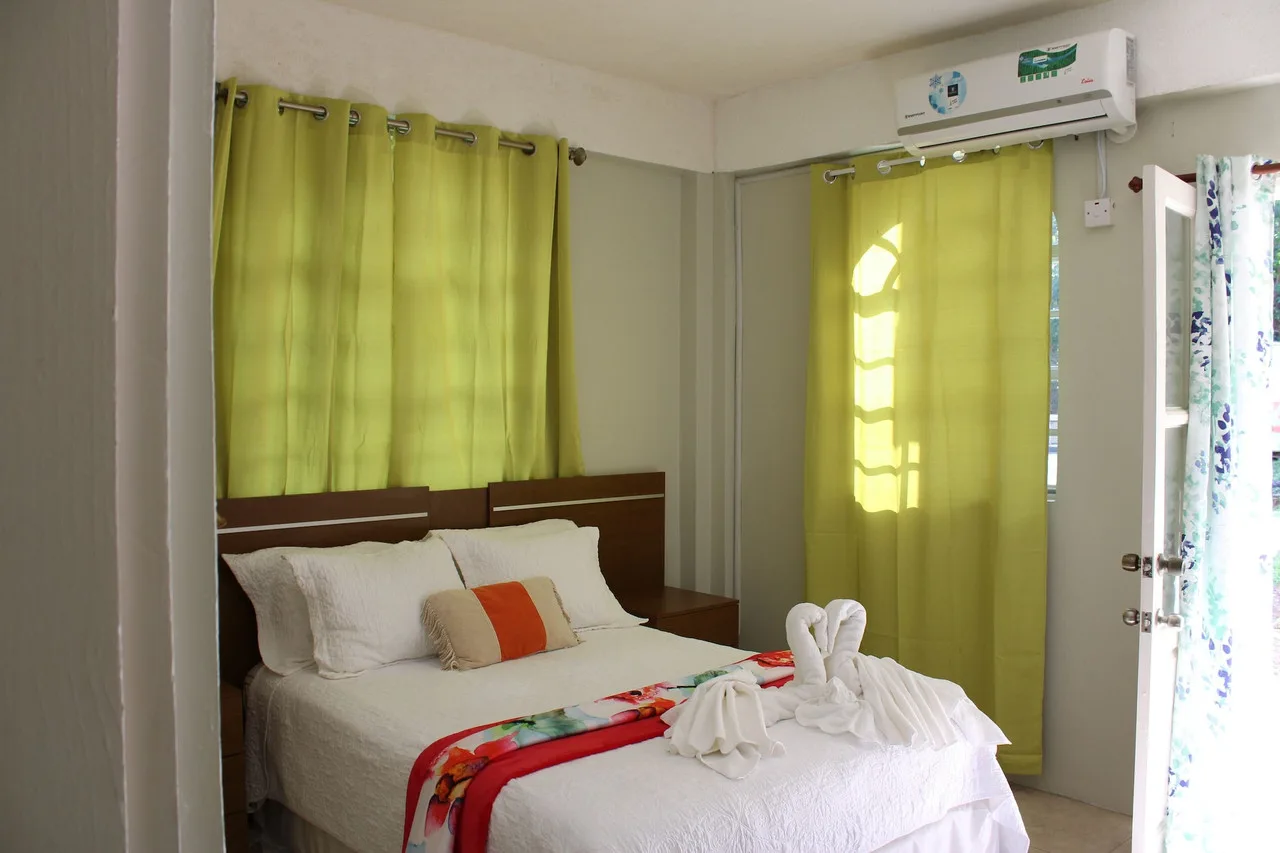 Rejens Hotel — ภาพห้องพักและบรรยากาศ