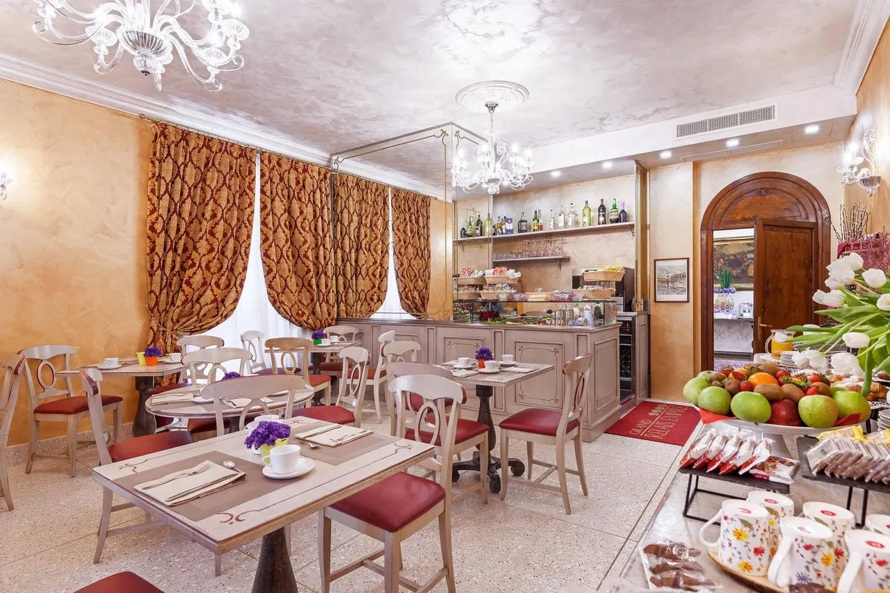 Relais Empire — rooms and atmosphere
