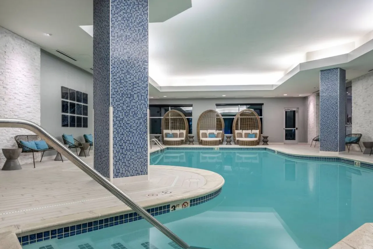 Renaissance Boston Patriot Place Hotel — ภาพห้องพักและบรรยากาศ