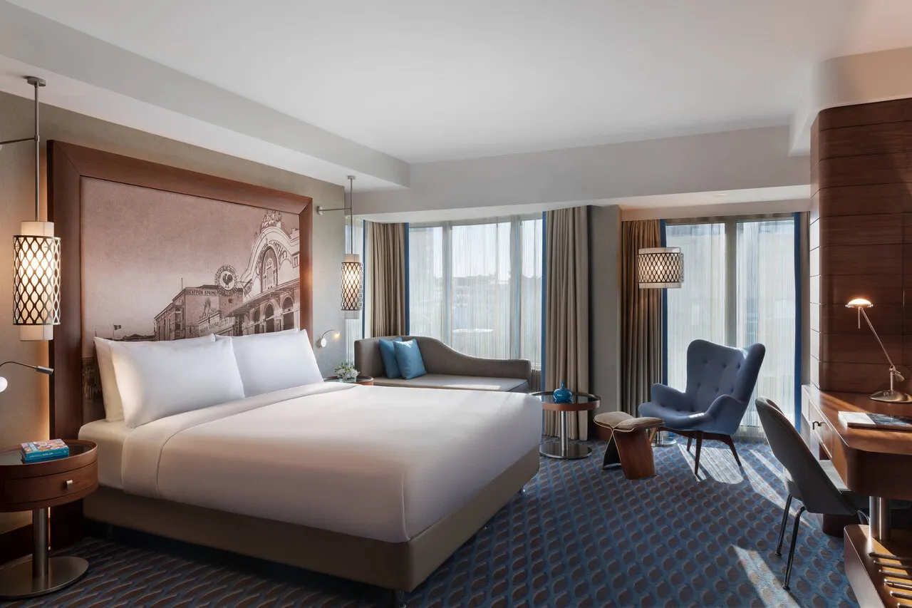 Renaissance Izmir Hotel — rooms and atmosphere