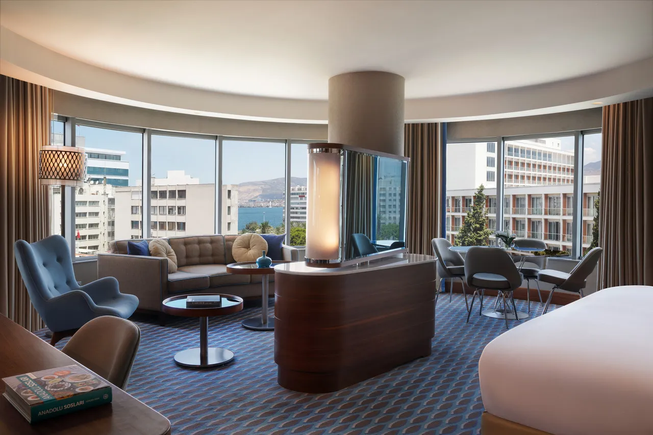 Renaissance Izmir Hotel — rooms and atmosphere