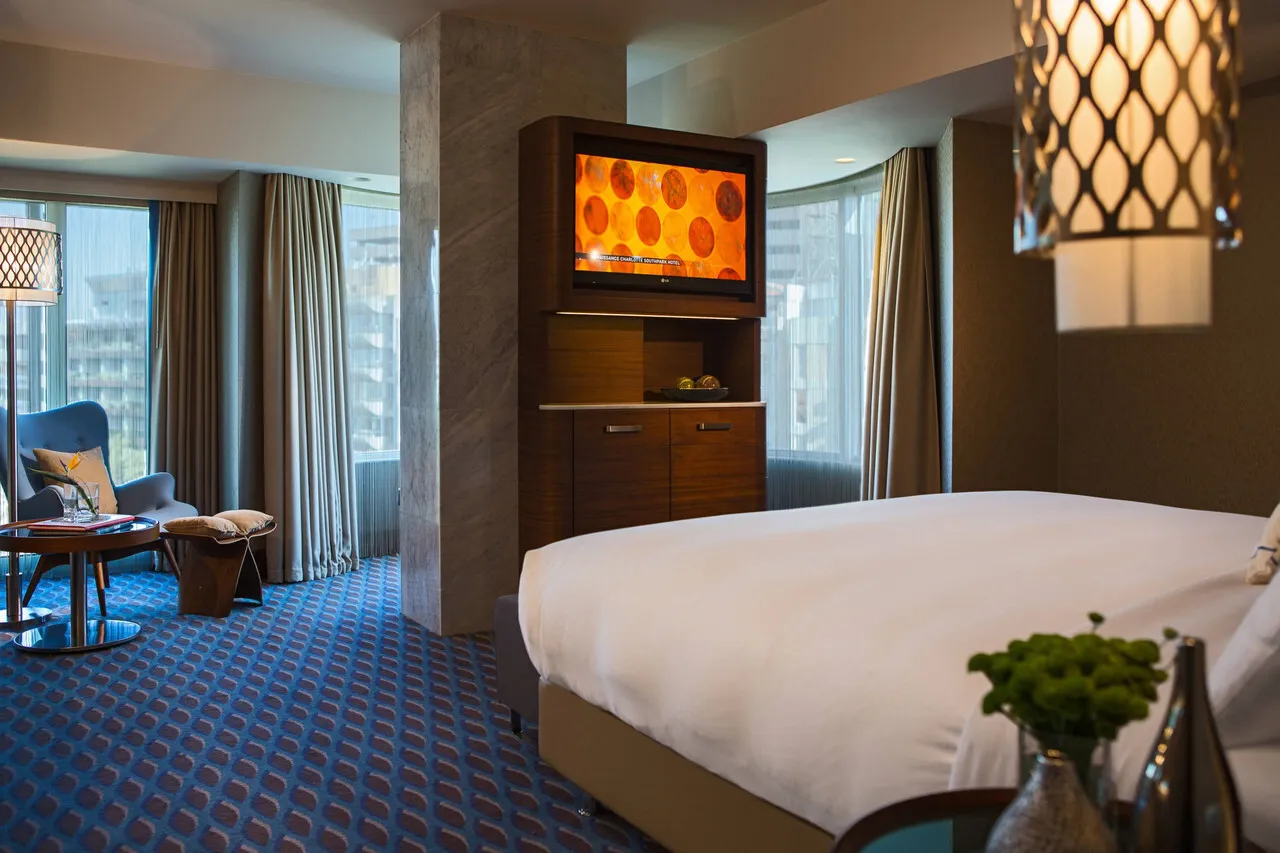 Renaissance Izmir Hotel — rooms and atmosphere
