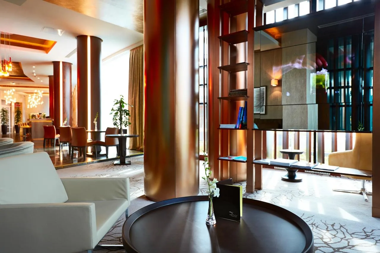 Renaissance Minsk Hotel — ภาพห้องพักและบรรยากาศ