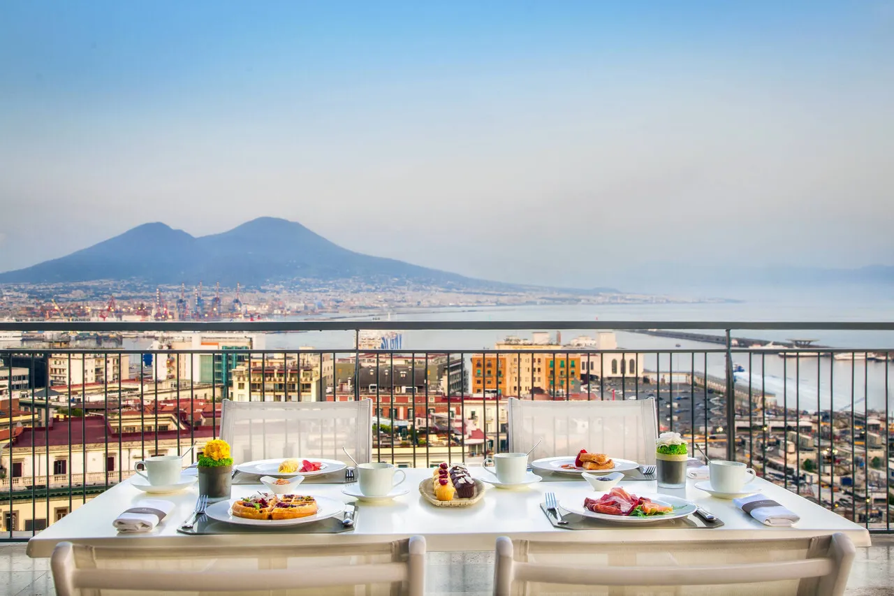 Renaissance Naples Hotel Mediterraneo — ภาพห้องพักและบรรยากาศ