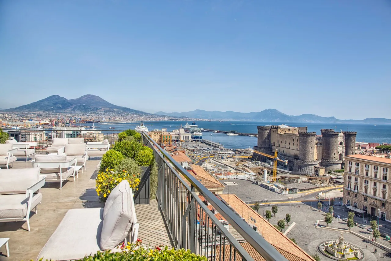 Renaissance Naples Hotel Mediterraneo — ภาพห้องพักและบรรยากาศ