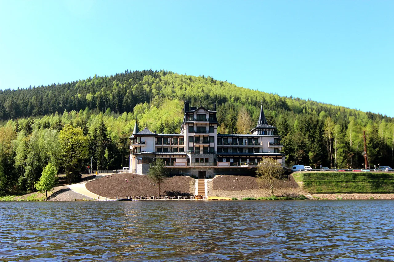 Retro Riverside Wellness Resort — คาร์โลวีวารี