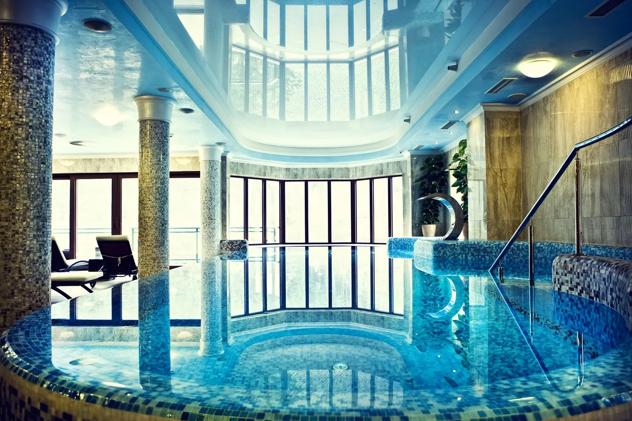 Retro Riverside Wellness Resort — ภาพห้องพักและบรรยากาศ