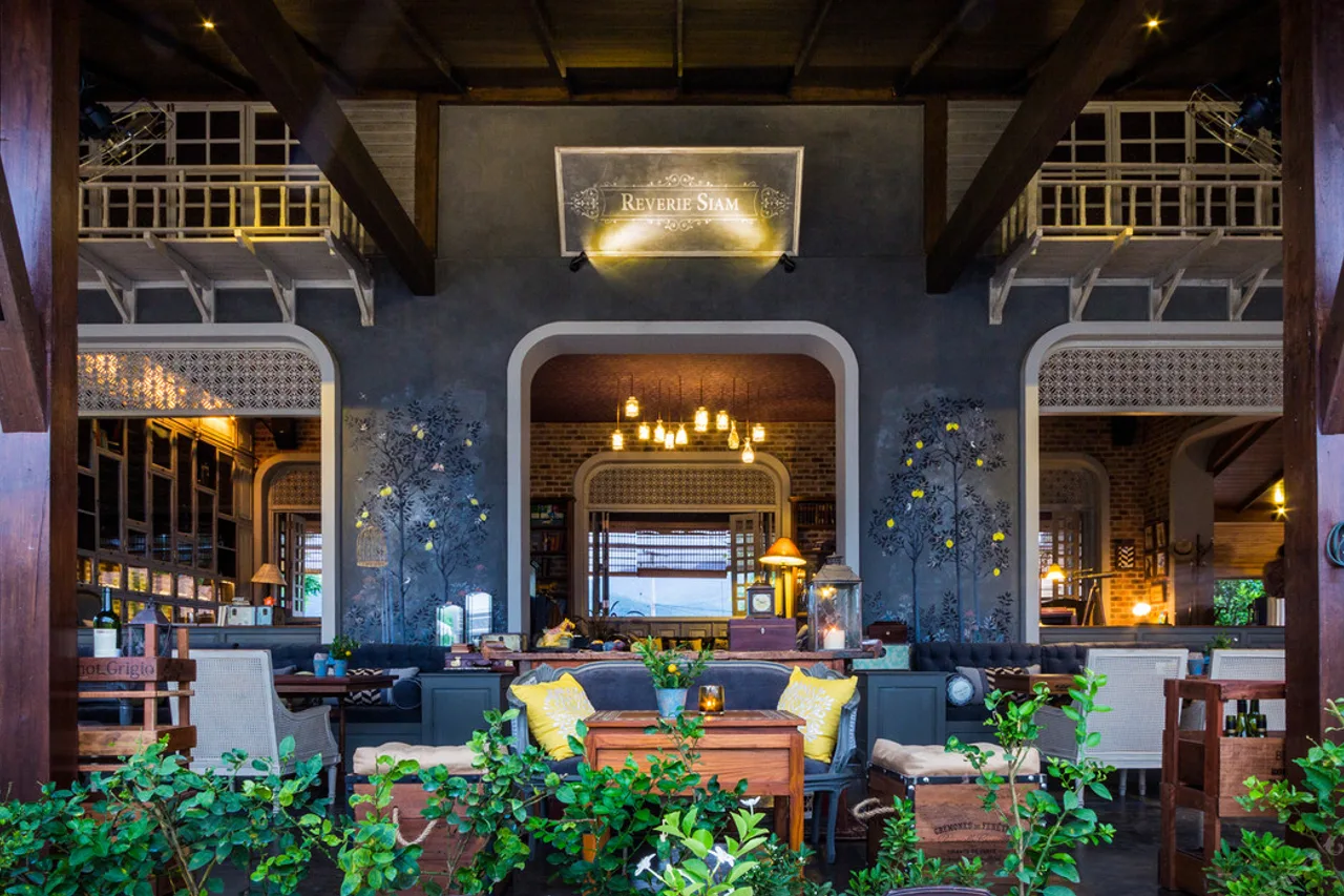 โรงแรม Reverie Siam Resort ริมแม่น้ำปาย ต.เวียงใต้ — ห่างถนนคนเดินปายราว 1.3 กม. (รถ 5 นาที) มีชัตเทิลฟรีเรียกผ่าน WhatsApp