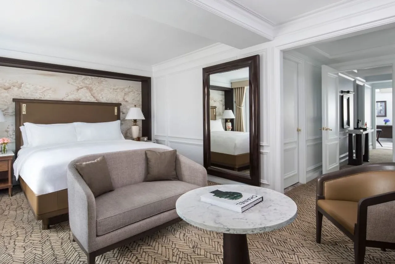 โรงแรม The Ritz-Carlton New York, Central Park บนถนน Central Park South ฝั่งใต้ของสวนเซ็นทรัลพาร์ก ใจกลาง Midtown Manhattan — เดินถึงสถานี 57 St (สาย F) และ 5th Ave-59 St (สาย N/R/W) ราว 3–5 นาที, เดิน Fifth Avenue และ Carnegie Hall ได้สบาย