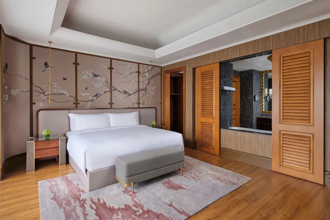 The Ritz-Carlton Jakarta, Mega Kuningan — rooms and atmosphere
