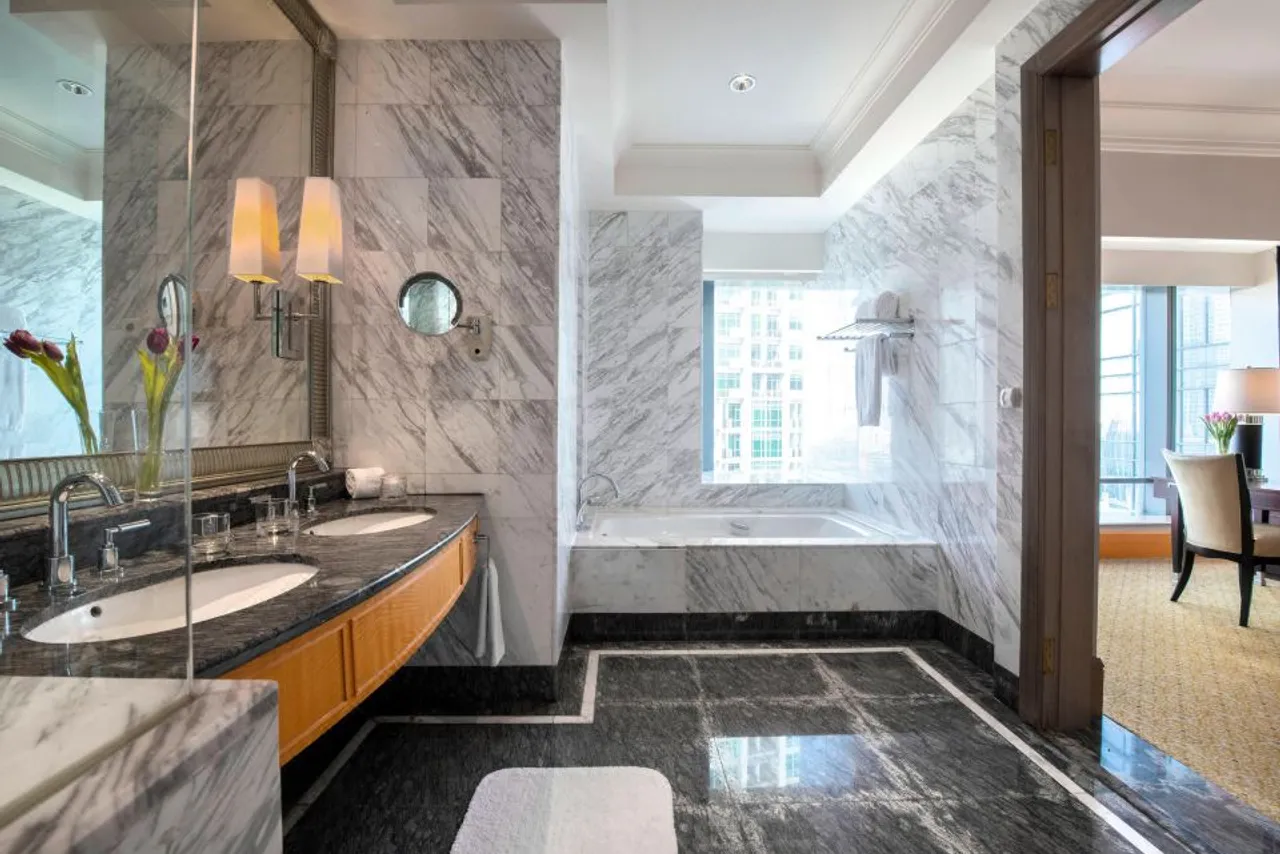 The Ritz-Carlton Jakarta, Mega Kuningan — rooms and atmosphere
