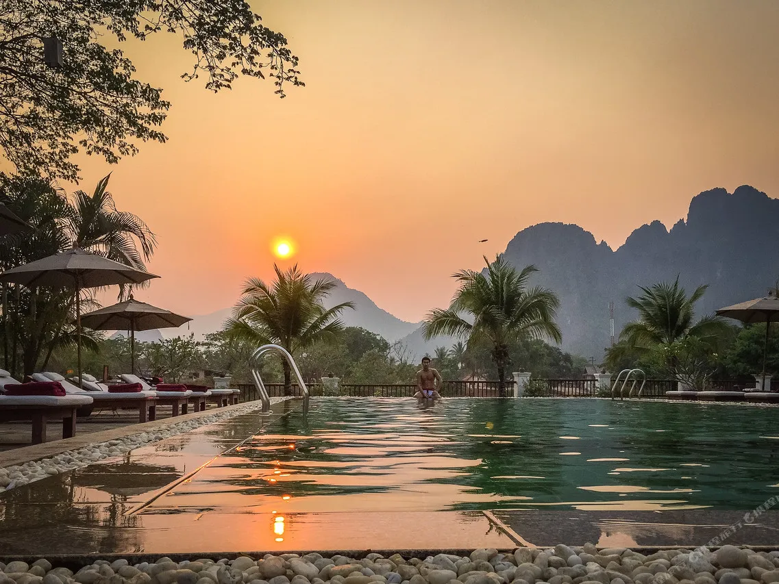 Riverside Boutique Resort Vang Vieng — rooms and atmosphere