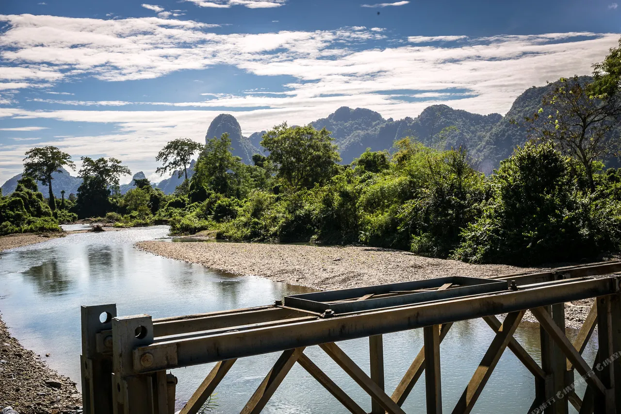 Riverside Boutique Resort Vang Vieng — rooms and atmosphere