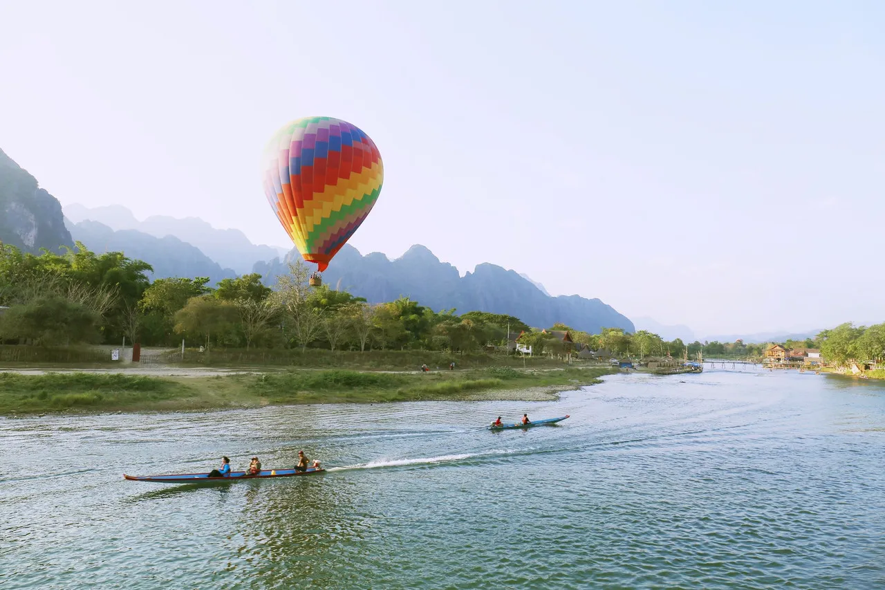 Riverside Boutique Resort Vang Vieng — rooms and atmosphere