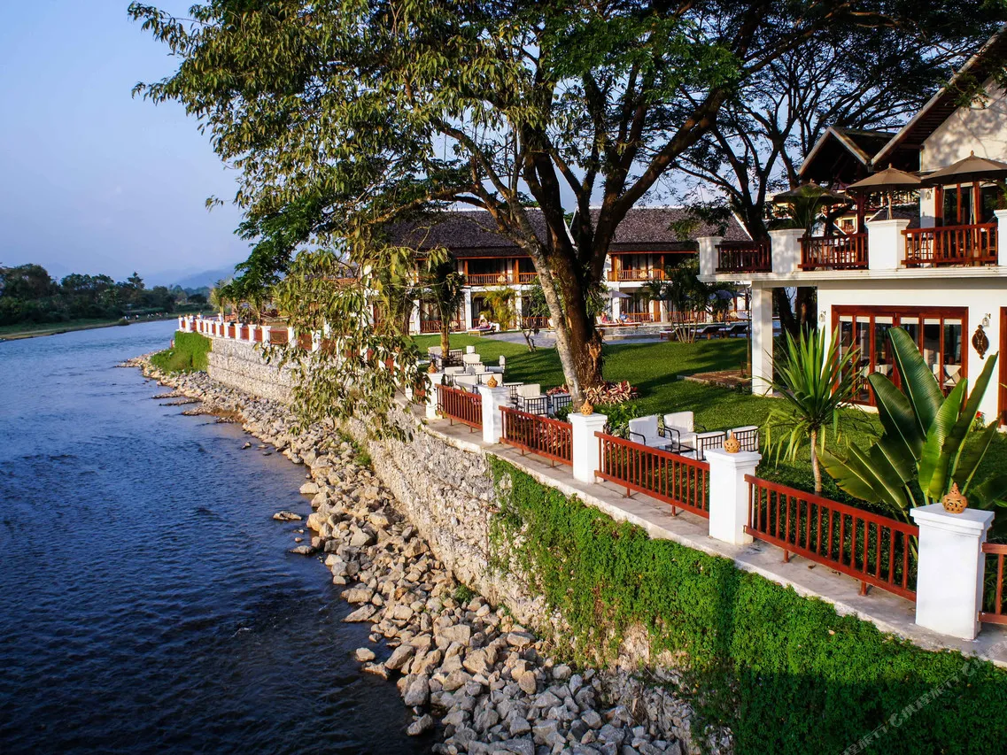 Riverside Boutique Resort Vang Vieng — rooms and atmosphere
