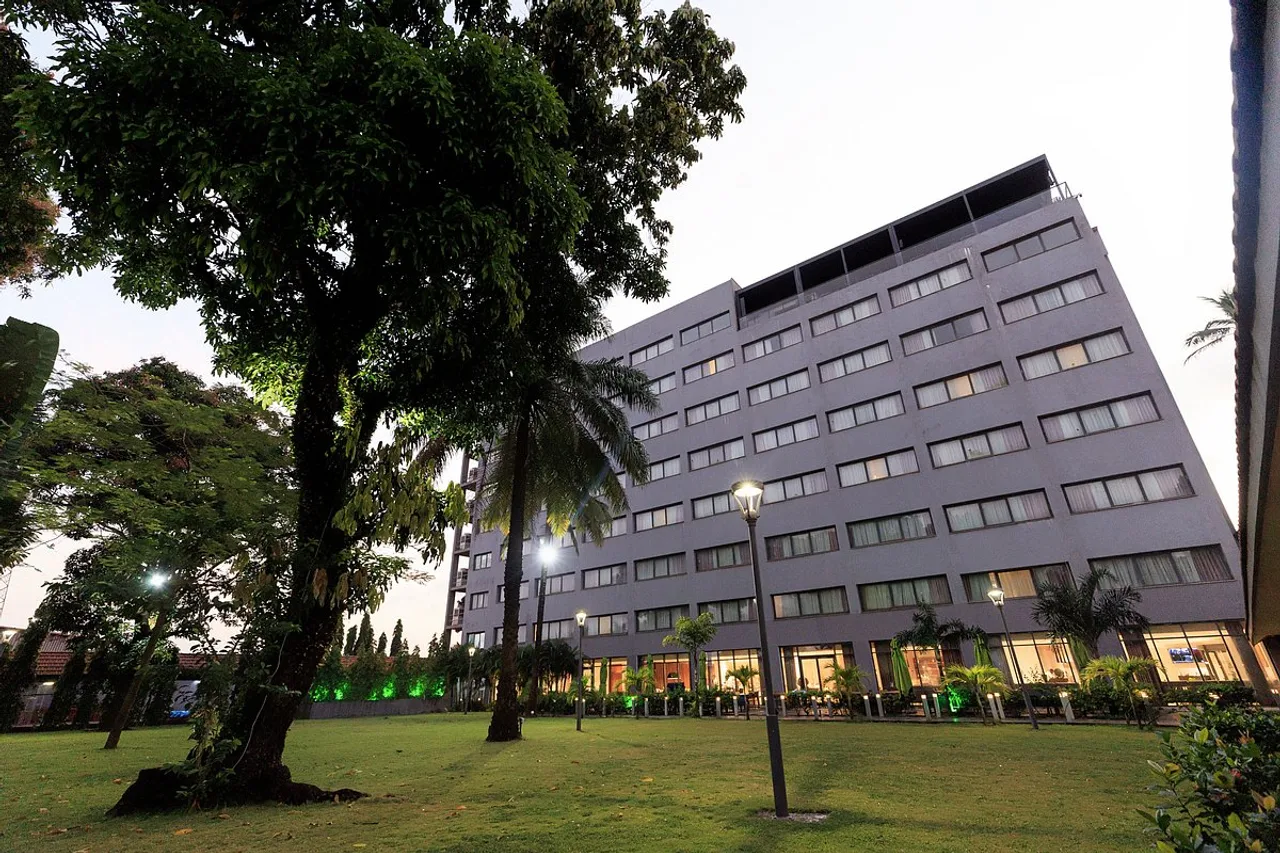 Riviera Royal Hotel — โรงแรมในคอนาครี