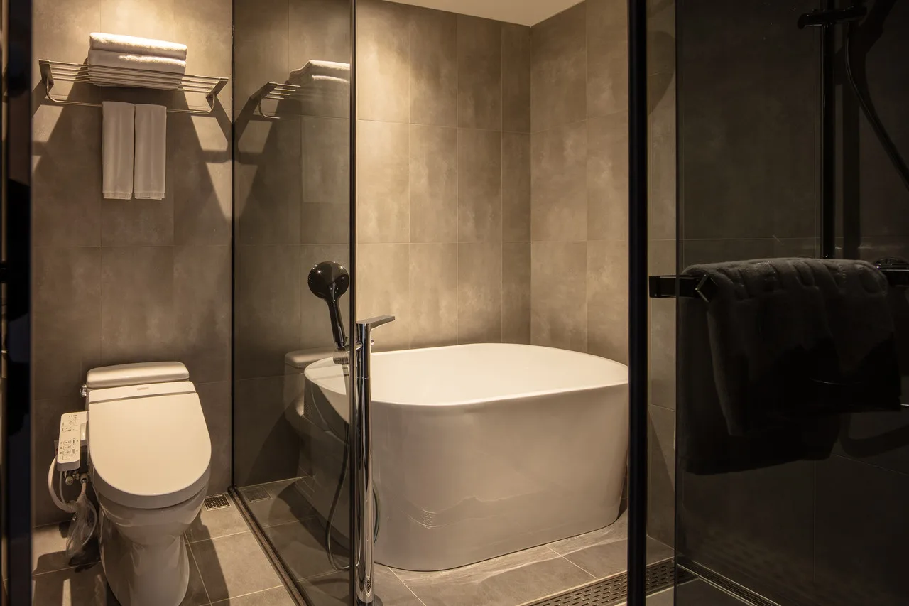 Roaders Plus Hotel Taipei Station — rooms and atmosphere