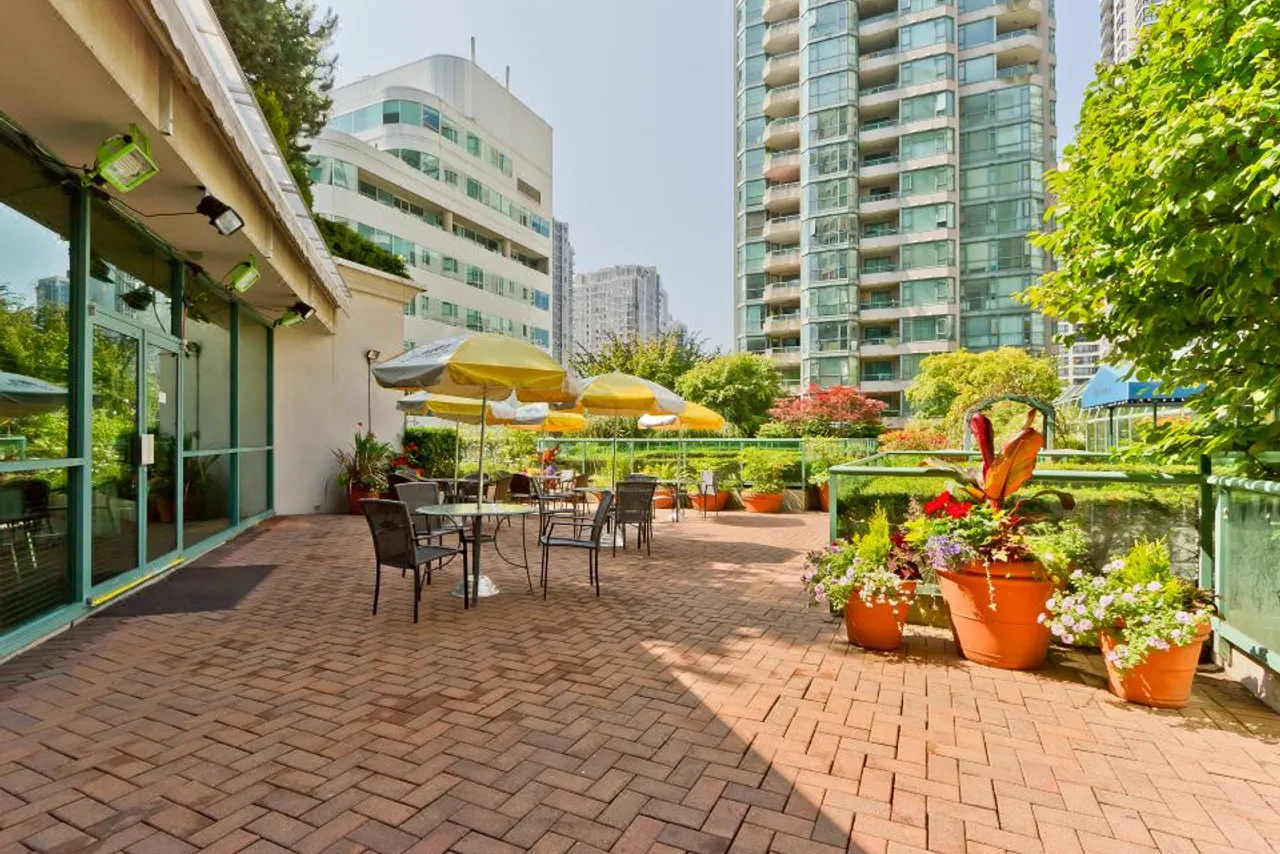 Rosedale on Robson Suite Hotel — โรงแรมในใกล้ BC Place