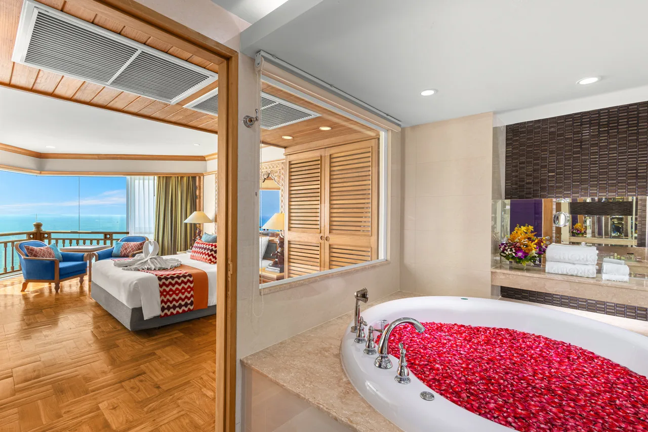 Royal Cliff Beach Hotel Pattaya — rooms and atmosphere